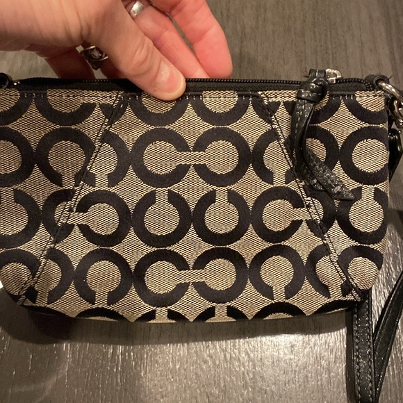 SOLD Coach super cute wristlet 🖤🖤like new 🖤🖤 Color block adorable little bag- - Picture 5 of 15